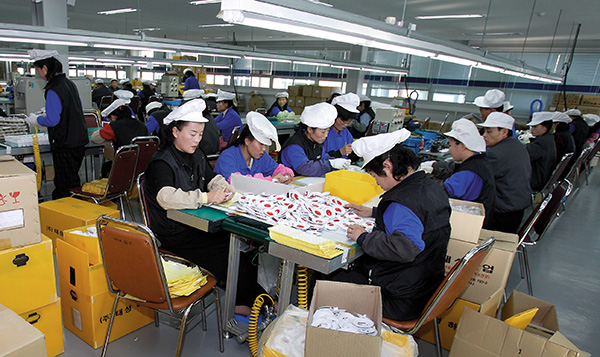 ⓒ시사IN 자료 2005년 12월28일 개성공단에서 북한 노동자들이 화장품 케이스를 만들고 있다.