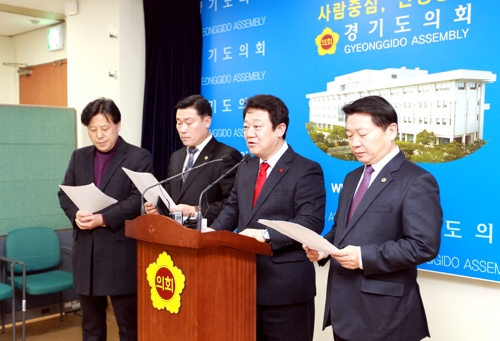 연정 관련 기자회견하는 최호(오른쪽에서 2번째) 대표 등 자유한국당 대표단