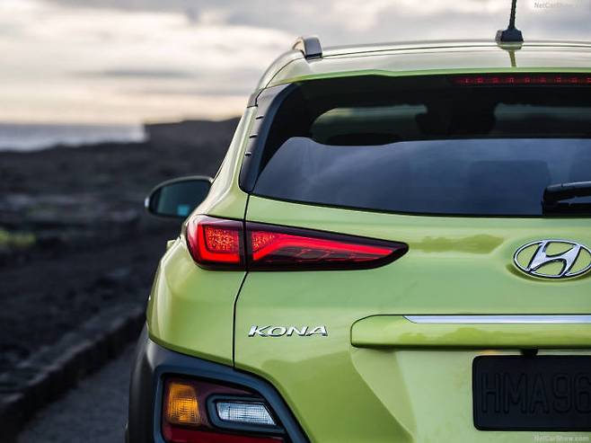 코나는 리어램프도 상·하단으로 나눠 배치했다.