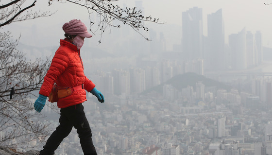 18일 부산광역시 등 전국 대부분이 중국에서 유입된 미세먼지와 황사로 뒤덮였다. 기상청은 19일 전날 유입된 국외 미세먼지와 국내 대기오염물질이 더해져 중서부 및 내륙 일부 지역의 미세먼지 농도가 다소 높을 것으로 예보했다. [송봉근 기자]
