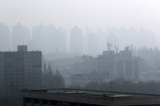 18일 광주광역시 등 전국 대부분이 중국에서 유입된 미세먼지와 황사로 뒤덮였다. 기상청은 19일 전날 유입된 국외 미세먼지와 국내 대기오염물질이 더해져 중서부 및 내륙 일부 지역의 미세먼지 농도가 다소 높을 것으로 예보했다. [연합뉴스]