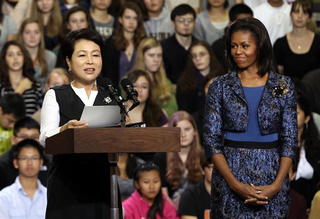 김윤옥 여사가 2011년 미국 방문 당시 미셸 오바마 여사와 함께 고등학교를 방문한 모습. 연합뉴스