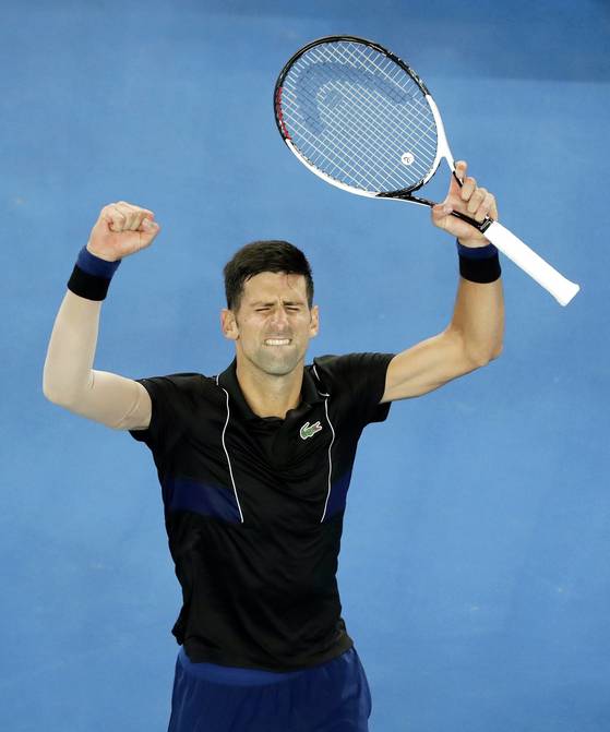 epa06456529 Novak Djokovic of Serbia celebrates after winning his third round match against Albert Ramos-Vinolas of Spain at the Australian Open Grand Slam tennis tournament in Melbourne, Australia, 20 January 2018. EPA/MARK CRISTINO <저작권자(c) 연합뉴스, 무단 전재-재배포 금지>