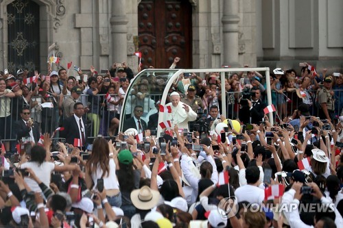 19일(현지시간) 페루 리마 도심에서 시민들의 환영에 화답하는 프란치스코 교황[AFP=연합뉴스]