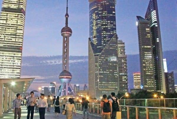 미래 도시의 풍모가 느껴지는 푸둥의 스지톈차오 공중 보행로