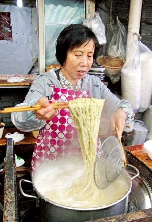 스쿠먼 농탕 골목 노천식당의 국수