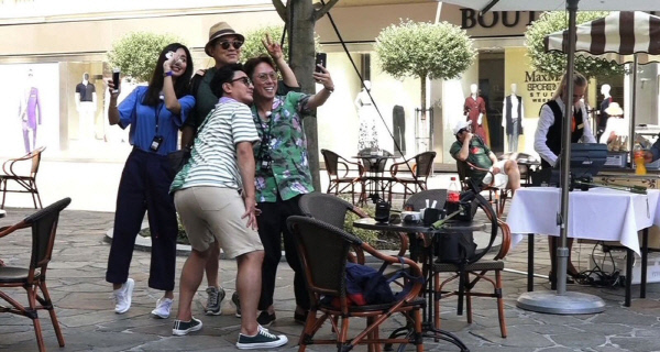 지난해 9월 종편방송 JTBC의 여행프로그램 <뭉쳐야 뜬다> 체코편에서 출연진이 셀프카메라를 찍고 있다. 체코관광청 제공
