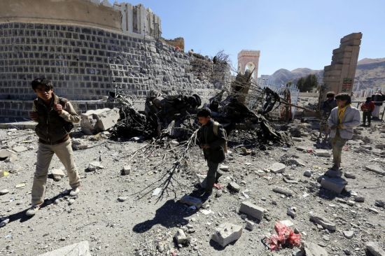 (사나<예멘> EPA=연합뉴스) 26일(현지시간) 예멘 수도 사나에서 어린이들이 사우디아라비아 주도 동맹군의 공습 현장을 지나고 있다.     이날 예멘 각 지역에서 있은 공습으로 어린이 11명을 포함 최소 48명의 민간인이 숨졌고, 55명이 부상한 것으로 전해졌다.