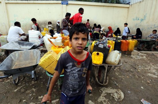 (사나<예멘> EPA=연합뉴스) 예멘 전역이 콜레라에 시달리고 있는 가운데 17일(현지시간) 수도 사나에서 주민들이 기증된 수도관을 통해 식수를 받고 있다. 현지 보도에 따르면 콜레라 환자는 50만명을 넘어섰으며, 4월 이후 약 2천명이 숨졌다.