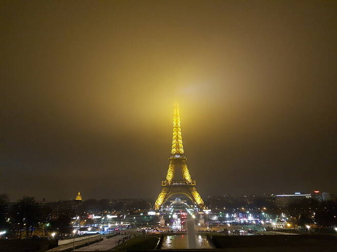 2016년 12월 미세먼지가 심한 날의 프랑스 파리 에펠탑의 모습. 서울시