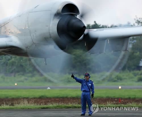 지난 2015년 6월 23일(현지시간) 필리핀 팔라완섬에서 일본 해상자위대의 P3C 초계기가 이륙하고 있다.  [EPA=연합뉴스 자료사진]
