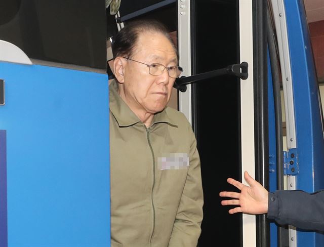 국정원 불법 자금 수수 혐의로 구속된 김백준 전 청와대 총무기획관이 17일 오후 검찰조사를 받기 위해 호송차에서 내리고 있다. 연합뉴스