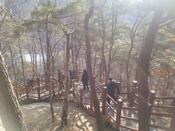강원도 원주시 지정면 간현리 소금산 출렁다리를 건넌 뒤 산을 내려가는 관광객들. 박진호 기자