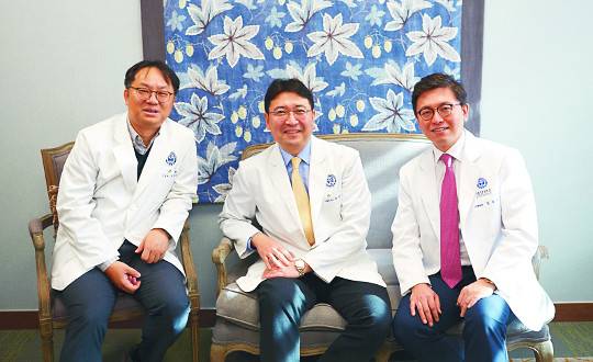 연세대학교 강남세브란스병원 뇌혈관센터 다학제 협진팀의 주요 의료진. 왼쪽부터 신경과 이경열, 재활의학과 박윤길, 신경외과 김용배 교수(센터장). 강남세브란스병원 제공