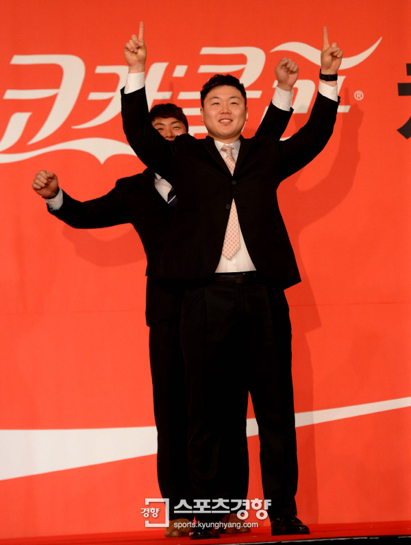 봅슬레이 원윤종(앞쪽)이 2016년 3월에 열린 제21회 코카콜라 체육대상 시상식에서 최우수선수상을 수상한 뒤 세리머니하고 있다. 김기남 기자 kknphoto@kyunghyang.com