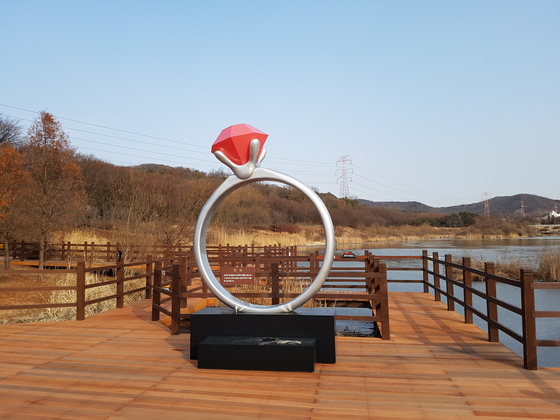 인천시는 23일 인천대공원에 애인 정책을 상징하는 조형물을 설치했다. [사진 인천시]