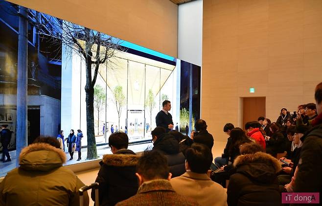 애플 가로수길이 첫 손님을 맞이했다