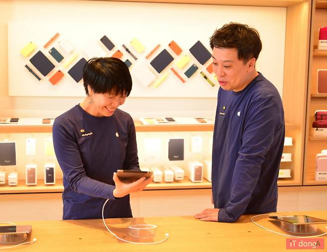 애플 가로수길의 '경' 지니어스(좌)와 '션' 스토어매니저(우)