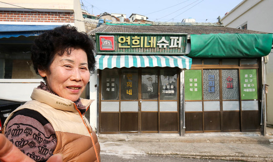 영화 ‘1987’이 촬영된 전남 목포시 서산동 ‘연희네슈퍼’ 앞을 지나던 주민이 문구를 팔던 옛 가게와 마을에 얽힌 추억을 회상하고 있다. 프리랜서 장정필