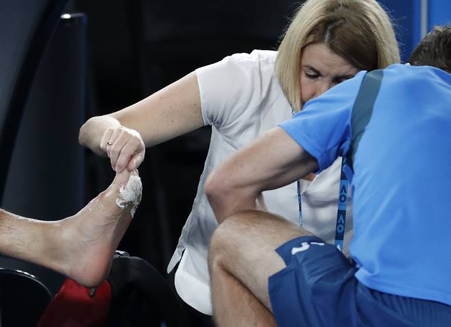 호주 멜버른의 로드 레이버 아레나에서 진행 중인 호주 오픈 남자단식 준결승전에서 정현의 담당의가 부상부위를 확인하고 있다. AP
