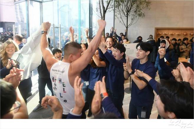 27일 오전 고객들이 애플의 국내 첫 유통매장인 애플스토어 '애플가로수길' 직원들의 환영을 받으며 매장에 들어서고 있다. 이한형기자