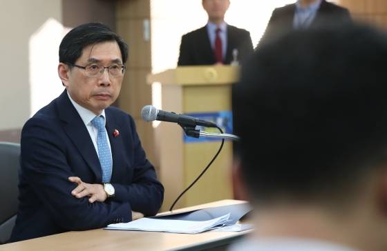 '거래소 폐쇄' 방침을 밝혔던 박상기 법무부 장관. 이 분의 강력한 입장 발표로 50%에 달했던 '김치 프리미엄'이 잡혔다. /사진=뉴스1