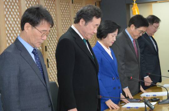 묵념 : 이낙연(왼쪽 두 번째) 총리 등 당·정·청 고위 인사들이 29일 오전 서울 영등포구 여의동 더불어민주당사에서 열린 고위당정협의회에서 밀양 화재 희생자에 대한 묵념을 하고 있다. 왼쪽부터 장하성 청와대 정책실장, 이 총리, 추미애 대표, 우원식 원내대표, 김태년 정책위 의장. 김호웅 기자 diverkim@