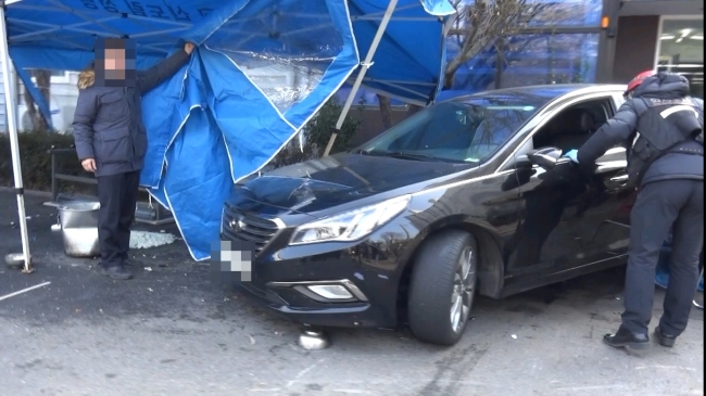 [지난 28일 서울 구로구 신도림성당 내에서 후진하던 승용차가 식사텐트를 덮쳐 인명피해를 냈다. 사진제공=연합뉴스]