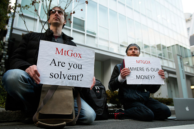 2014년 당시 세계 최대 비트코인 거래소였던 일본 마운트곡스가 해킹 사태 속에 파산하자 투자자들이 시위를 벌이고 있다./사진=블룸버그