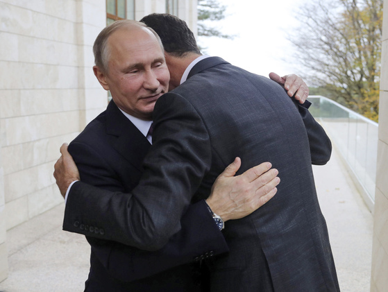 지난해 11월 러시아 소치를 깜짝 방문한 바샤르 알 아사드 시리아 대통령을 포옹하며 환대하고 있는 블라디미르 푸틴 러시아 대통령(왼쪽).[AP=연합뉴스]