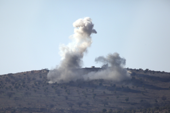 30일(현지시간) 터키 국경마을 킬리스에서 바라본 작전지대에서 연기가 치솟고 있다. 지난 20일 터키군은 시리아 아프린 일대에서 쿠르드군을 소탕하는 군사작전을 개시했다. [AP=연합뉴스]