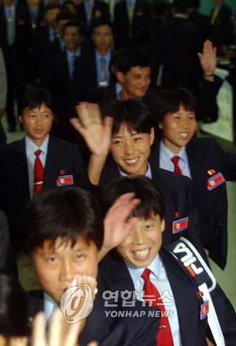 2003년 대구U대회 참가차 김해공항 도착한 북한 선수단 [연합뉴스 자료 사진]