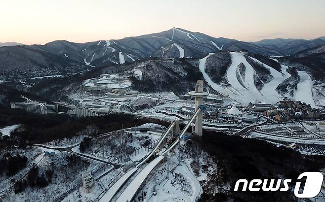 평창 동계올림픽 경기장인 강원도 평창군 알펜시아 스키점프센터와 올림픽 슬라이딩센터 전경(자료사진) © News1 서근영 기자