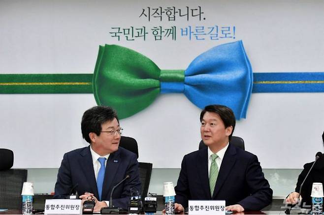 국민의당 안철수 대표와 바른정당 유승민 대표가 1일 오후 국회 의원회관에서 열린 통합추진위원회 제2차 전체회의에서 대화를 하고 있다. (사진=윤창원 기자)