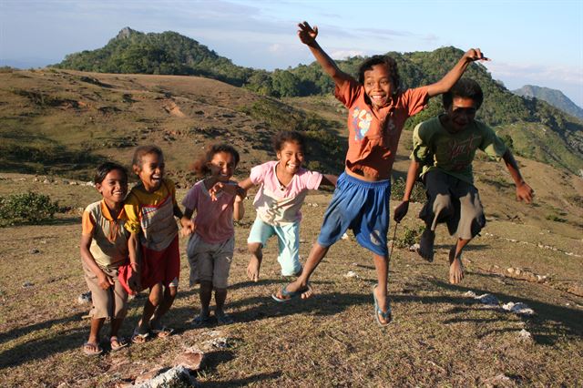 동티모르 아이들이 해맑게 웃으며 뛰어 놀고 있다. 플리커 제공