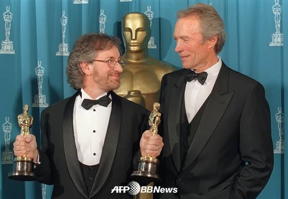 1994년 제 66회 아카데미 시상식에서 '쉰들러 리스트'로 감독상과 작품상을 수상한 스티븐 스필버그가 배우 클린턴 이스트우드와 함께 포즈를 취하고 있다. /AFPBBNews=뉴스1