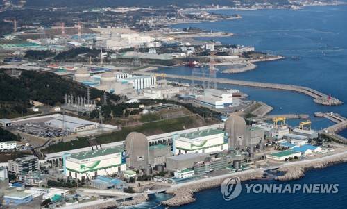 하늘에서 바라 본 고리원전 (부산=연합뉴스) 손형주 기자 = 1일 오후 환경방사선 탐지훈련 중인 헬기에서 바라본 고리 3·4호기와 신고리 1·2·3·4호기의 모습. 2017.11.1 handbrother@yna.co.kr