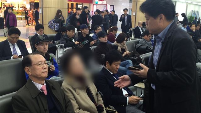 최승호(오른쪽) MBC 사장이 뉴스타파 재직 시절 제작한 다큐멘터리 영화 ‘자백’에서 김포공항에서 우연히 만난 김기춘 전 청와대 비서실장에게 질문을 던지고 있다.