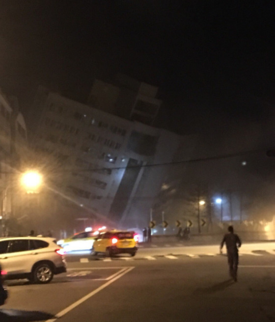 지진으로 붕괴된 호텔 건물 [사진 SNS 캡처]