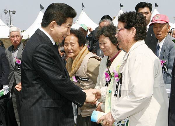 ⓒ연합뉴스 2003년 노무현 전 대통령(왼쪽)은 4·3사건에 대해 대통령으로서 처음 사과했다.