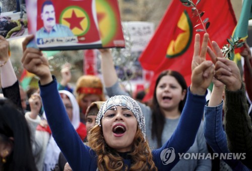 레바논, 미국 대사관 앞에서 시위하는 쿠르드족[AP=연합뉴스 자료사진]