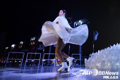 김연아가 성화대에 등장해 아름다운 공연을 하고 있다.