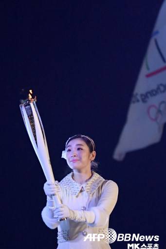 성화를 전달받은 김연아.