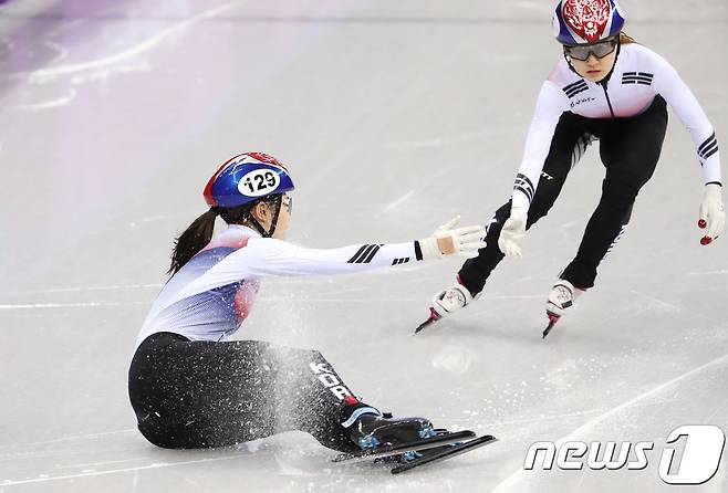 이유빈이 10일 오후 강원도 강릉 아이스아레나에서 열린 2018 평창동계올림픽 쇼트트랙 스피드 스케이팅 여자 3000m 계주 예선 1조 경기에서 넘어지며 최민정과 터치를 하고 있다. 2018.2.10/뉴스1 © News1 임세영 기자