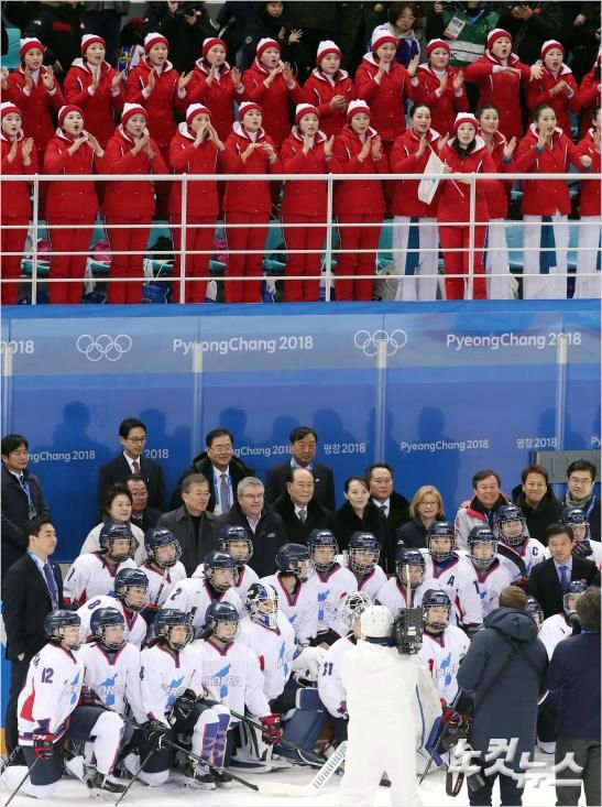 경기 후 기념 촬영을 하는 여자 아이스하키 남북 단일팀. (이한형 기자)