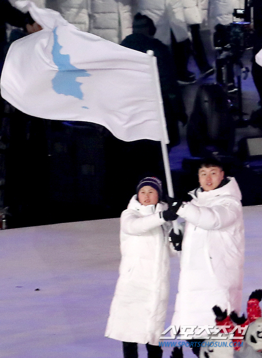 남북 선수들이 9일 평창 올림픽 스타디움에서 열린 2018 평창 동계올림픽대회 개회식에서 한반도기를 흔들며 함께 입장하고 있다.   평창=정재근 기자 cjg@sportschosun.com/2018.02.09/