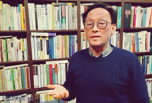 김명인 인하대 교수는 고은 시인의 문학적 성취를 폭로된 성추행의 면죄부로 삼아선 안 된다고 지적했다.