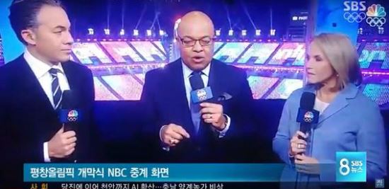 올림픽 주관 방송사인 미국 NBC 앵커들이 진행한 9일 평창 동계올림픽 개회식 중계 화면. 왼쪽 첫 번째 인물이 논란이 된 발언을 한 해설자다. SBS 화면 캡처