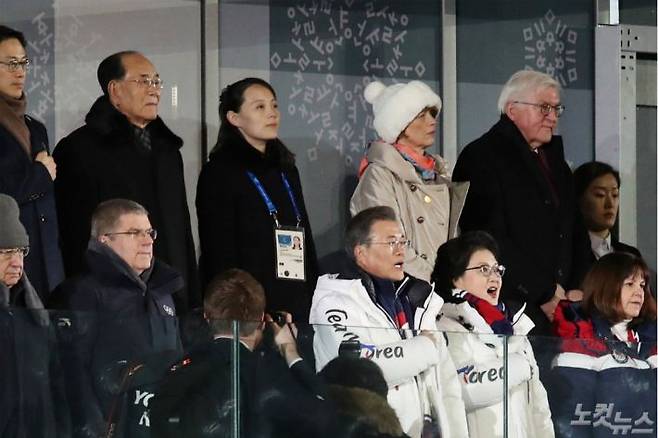 9일 오후 강원도 평창 올림픽 스타디움에서 열린 2018 평창동계올림픽 개회식에서 태극기가 게양되는 동안 문재인 대통령과 김정숙 여사가 애국가를 부르고 있다. 북한의 김영남과 김여정은 지켜보고 있다. (사진=이한형 기자)