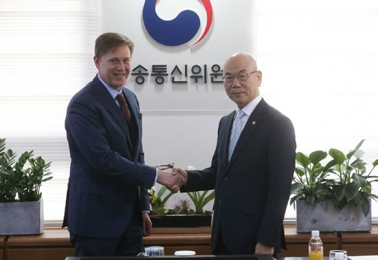 최근 케빈 마틴 페이스북 부사장과 만난 이효성 방통위원장.